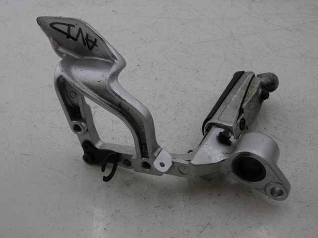photo de FRONT RIGHT FOOTREST MOUNT YAMAHA FJR 1300 (2004 - 2005) - Fixing points details