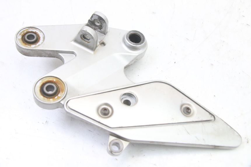 photo de FRONT RIGHT FOOTREST MOUNT YAMAHA FZ6 FAZER S2 600 (2007 - 2011) - Alternative perspective