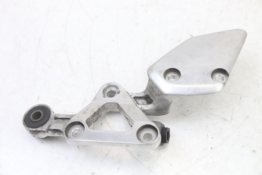 photo de RIGHT FRONT FOOTREST BRACKET YAMAHA FZS FAZER 600 (2001 - 2003) - Technical close-up