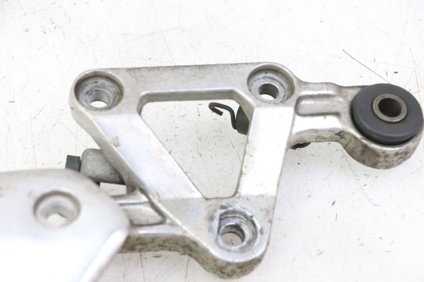 photo de RIGHT FRONT FOOTREST BRACKET YAMAHA FZS FAZER 600 (2001 - 2003) - Technical close-up