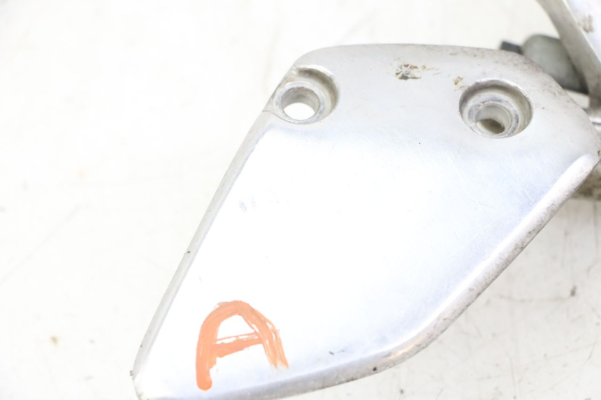 photo de RIGHT FRONT FOOTREST BRACKET YAMAHA FZS FAZER 600 (2001 - 2003) - Product overview