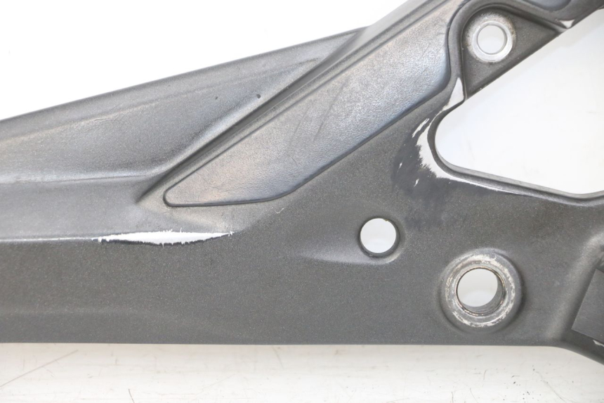 photo de FRONT RIGHT FOOTREST MOUNT YAMAHA XJ6 ABS 600 (2008 - 2016) - Fixing points details