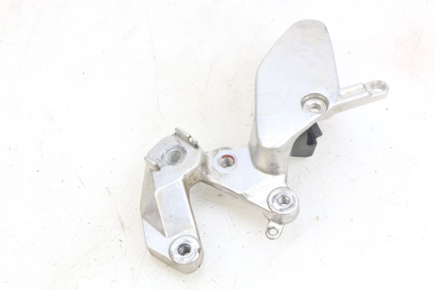 photo de RIGHT FRONT FOOTREST BRACKET YAMAHA YZF R THUNDERCAT 600 (1996 - 2003) - Technical close-up