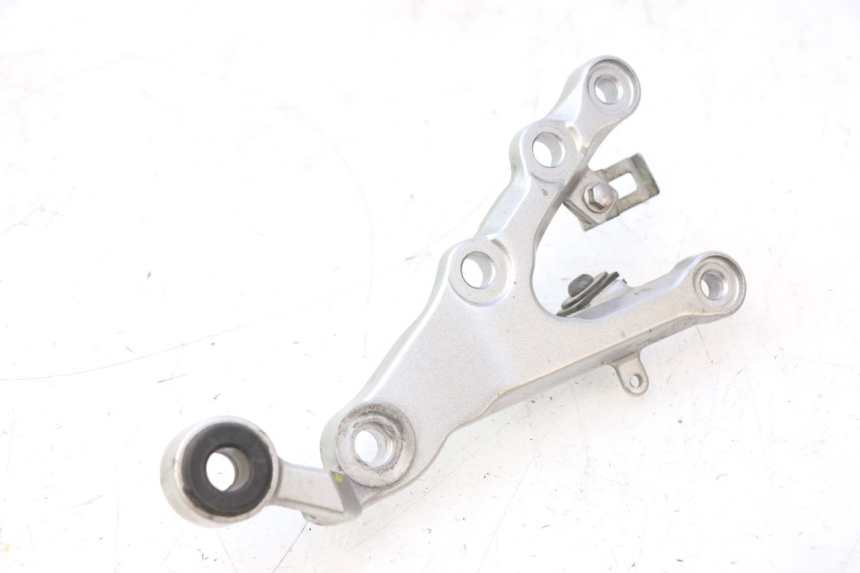 photo de FRONT RIGHT FOOTREST MOUNT YAMAHA YZF R6 600 (2008 - 2009) - Zoom on usage condition