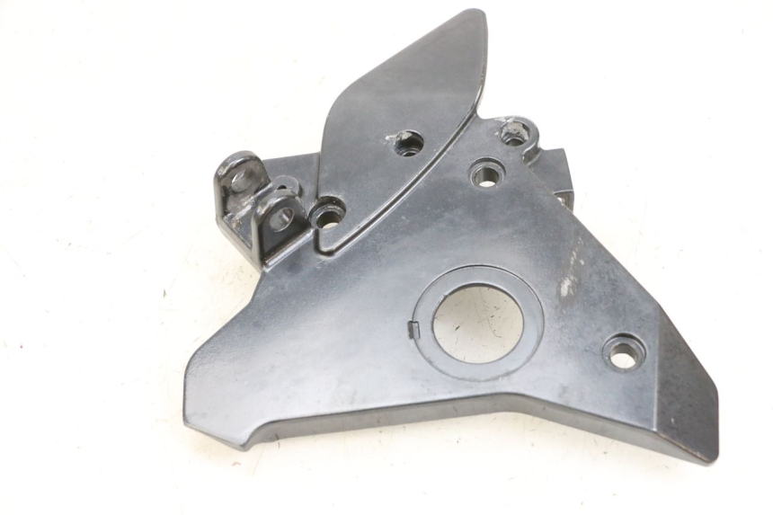 photo de FRONT RIGHT FOOTREST MOUNT KAWASAKI ZR 7 750 (1999 - 2004) - Fixing points details