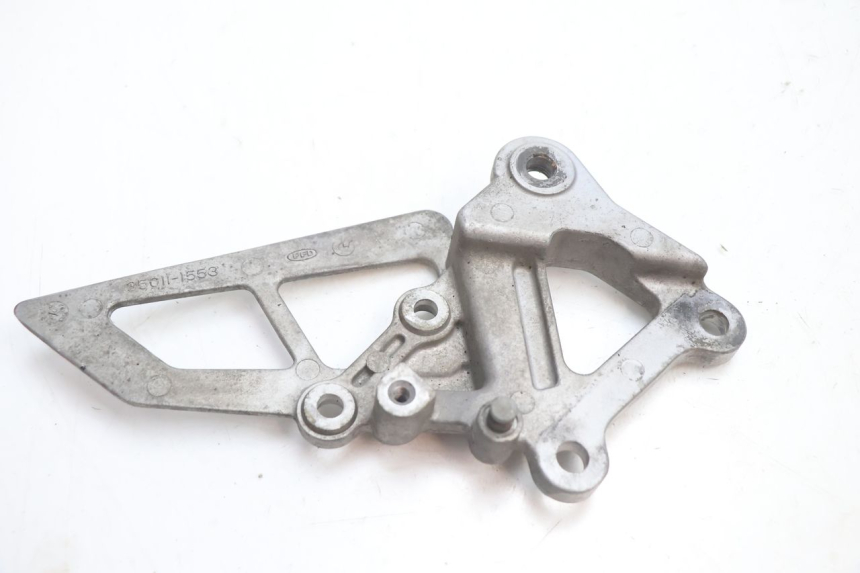 photo de RIGHT FRONT FOOTREST BRACKET KAWASAKI ZX-6R ZX6R 600 (1995 - 1997) - Alternative perspective