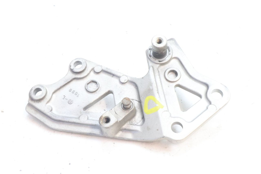 photo de FRONT RIGHT FOOTREST MOUNT KAWASAKI ZZR 600 (1995 - 2004) - Technical close-up