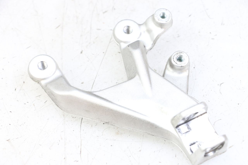 photo de FRONT LEFT FOOTREST MOUNT BMW S RR ABS S1000RR 1000 (2015 - 2018) - Alternative perspective