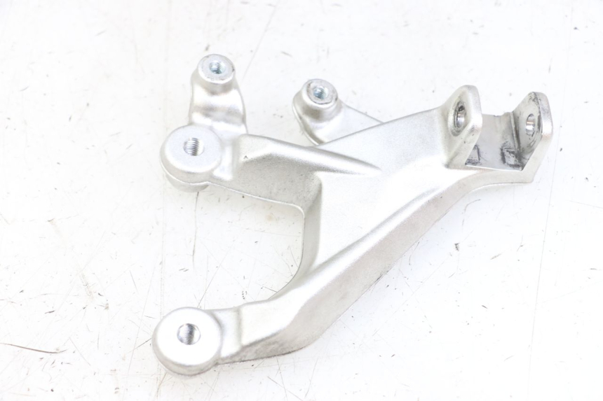 photo de FRONT LEFT FOOTREST MOUNT BMW S RR ABS S1000RR 1000 (2015 - 2018) - Technical close-up