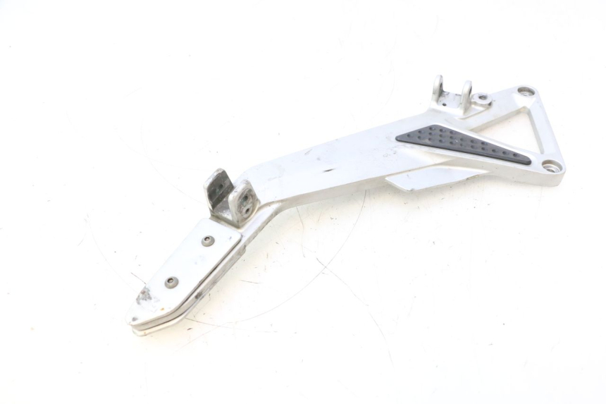 photo de FRONT LEFT FOOTREST MOUNT HONDA CB F HORNET 600 (2005 - 2006) - Alternative perspective