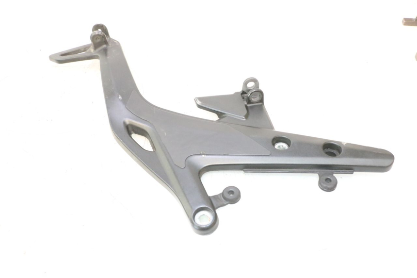 photo de FRONT LEFT FOOTREST MOUNT KAWASAKI ER-6 ER6 F ABS 650 (2012 - 2016) - Technical close-up