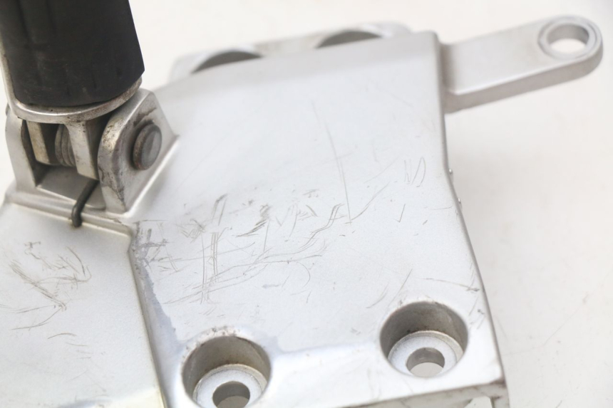 photo de LEFT FRONT FOOTREST BRACKET YAMAHA FJR ABS 1300 (2006 - 2012) - Zoom on usage condition