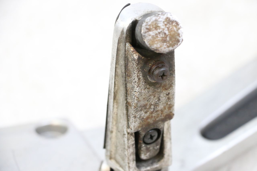 photo de LEFT FRONT FOOTREST BRACKET YAMAHA FJR ABS 1300 (2006 - 2012) - Alternative perspective