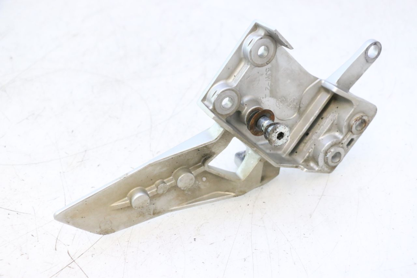 photo de FRONT LEFT FOOTREST MOUNT YAMAHA FJR 1300 (2001 - 2005) - Alternative perspective
