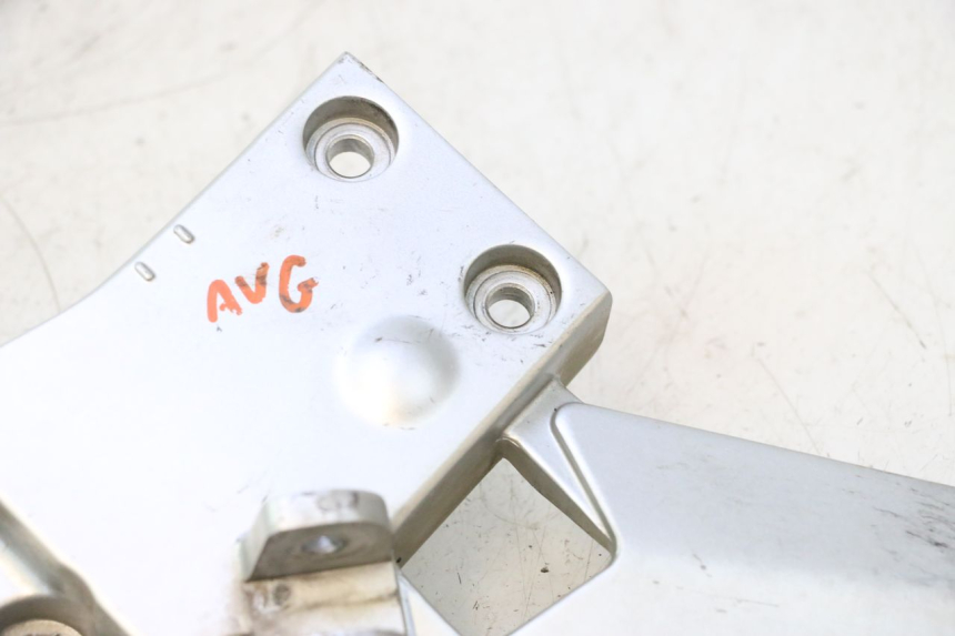 photo de FRONT LEFT FOOTREST MOUNT YAMAHA FJR 1300 (2001 - 2005) - Fixing points details