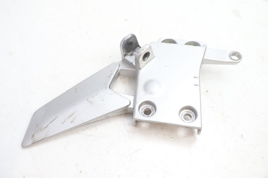photo de FRONT LEFT FOOTREST MOUNT YAMAHA FJR 1300 (2001 - 2005) - Zoom on usage condition