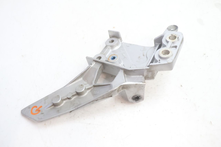 photo de FRONT LEFT FOOTREST MOUNT YAMAHA FJR 1300 (2001 - 2005) - Alternative perspective
