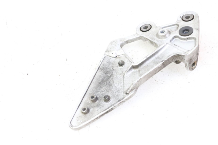 photo de FRONT LEFT FOOTREST MOUNT YAMAHA FZ6 FAZER S2 600 (2007 - 2011) - Zoom on usage condition