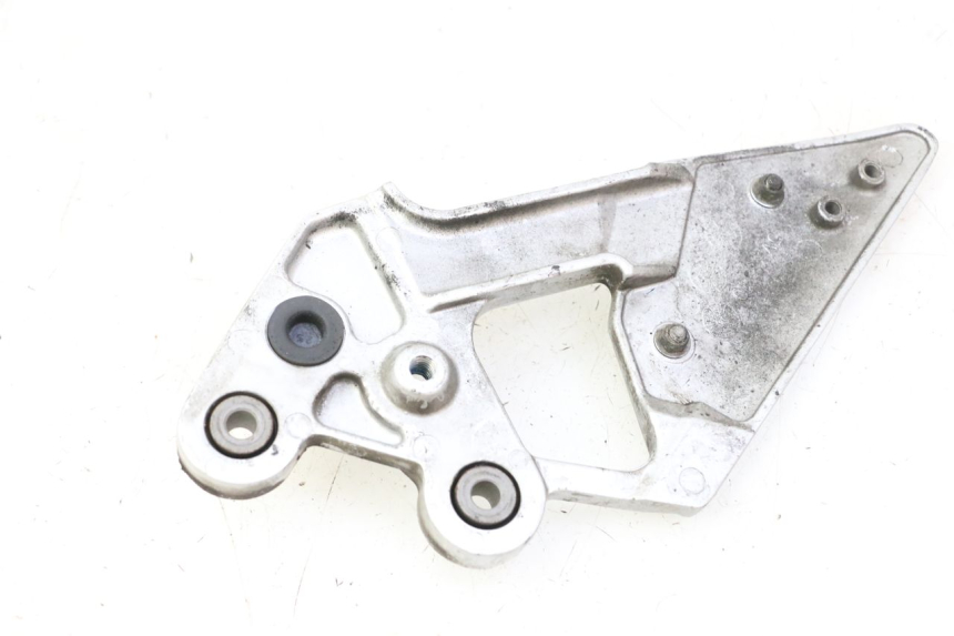 photo de FRONT LEFT FOOTREST MOUNT YAMAHA FZ6 FAZER S2 600 (2007 - 2011) - Alternative perspective