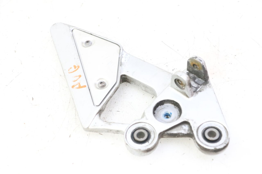 photo de FRONT LEFT FOOTREST MOUNT YAMAHA FZ6 FAZER S2 600 (2007 - 2011) - Technical close-up