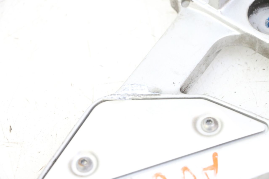 photo de FRONT LEFT FOOTREST MOUNT YAMAHA FZ6 FAZER S2 600 (2007 - 2011) - Fixing points details