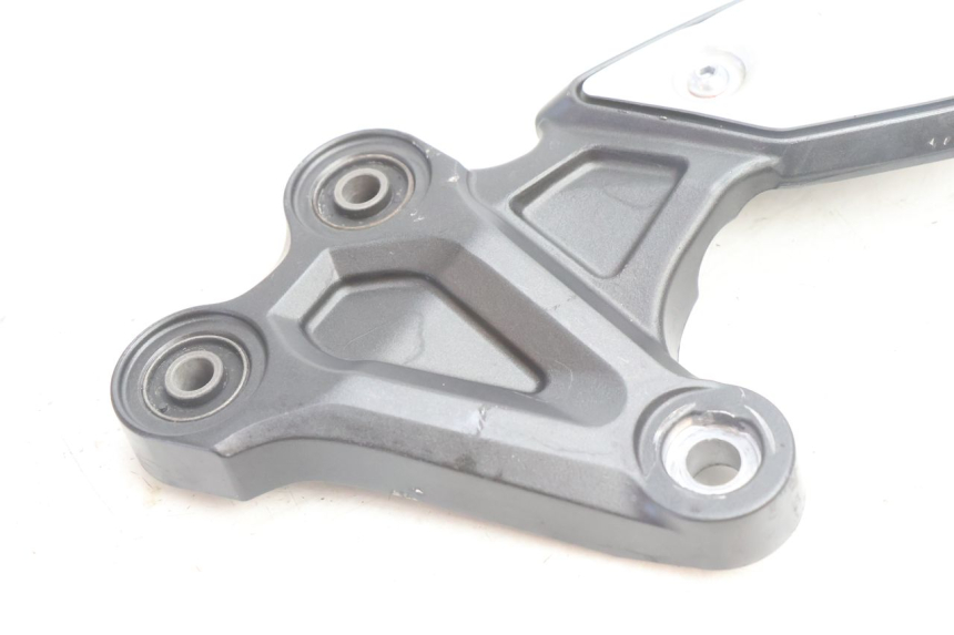 photo de FRONT LEFT FOOTREST MOUNT YAMAHA FZ8 800 (2010 - 2016) - Technical close-up