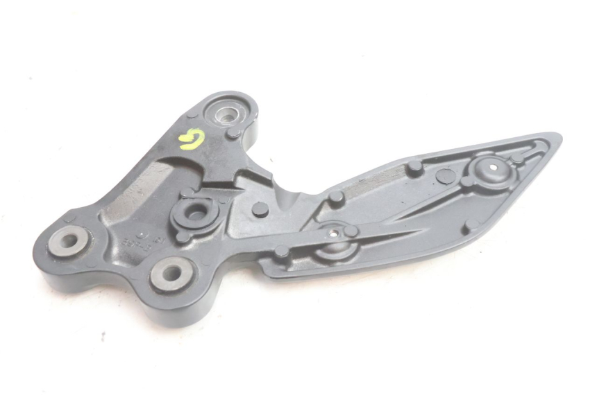 photo de FRONT LEFT FOOTREST MOUNT YAMAHA FZ8 800 (2010 - 2016) - Surface and material condition