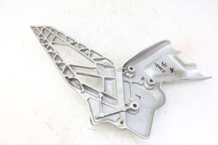 photo de FRONT LEFT FOOTREST MOUNT BMW G310 R 310 (2016 - 2020) - Component detail