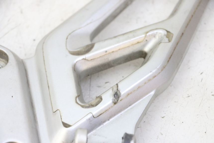 photo de FRONT LEFT FOOTREST MOUNT BMW G310 R 310 (2016 - 2020) - Technical close-up