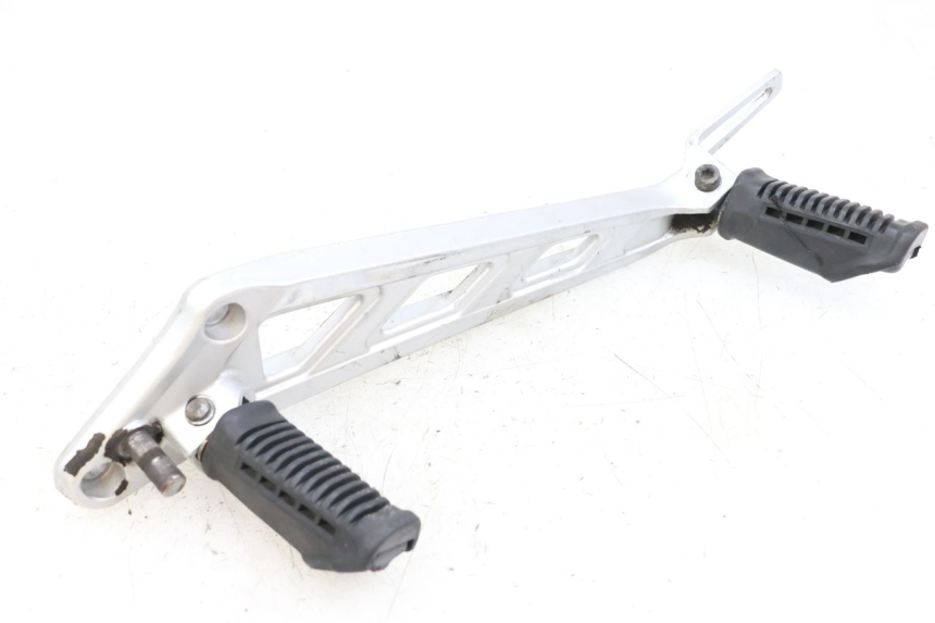 photo de FRONT LEFT FOOTREST MOUNT HYOSUNG GF 125 (2001 - 2005) - Main view
