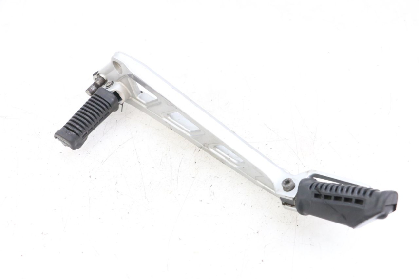 photo de FRONT LEFT FOOTREST MOUNT HYOSUNG GF 125 (2001 - 2005) - Component detail