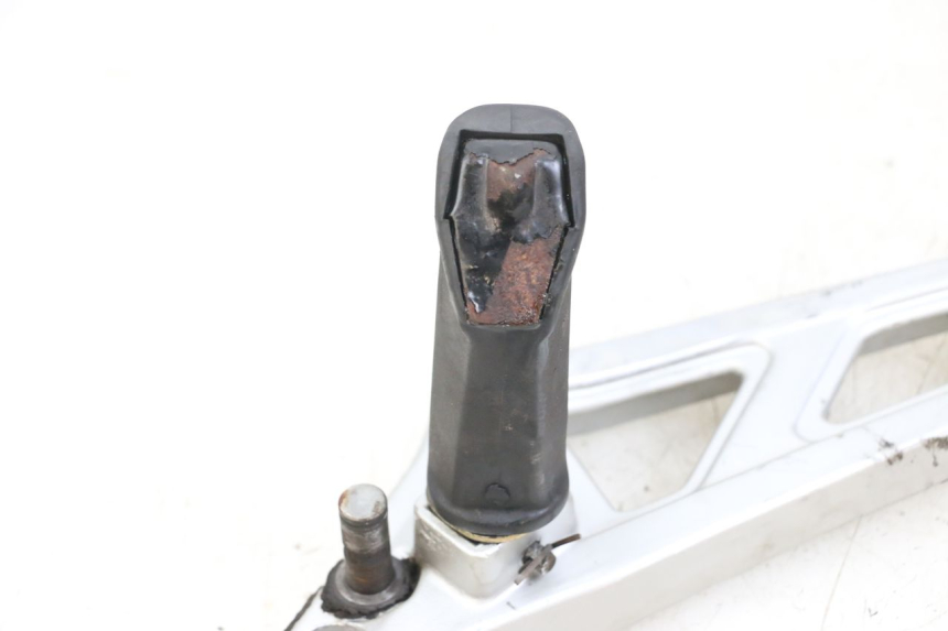 photo de FRONT LEFT FOOTREST MOUNT HYOSUNG GF 125 (2001 - 2005) - Zoom on usage condition