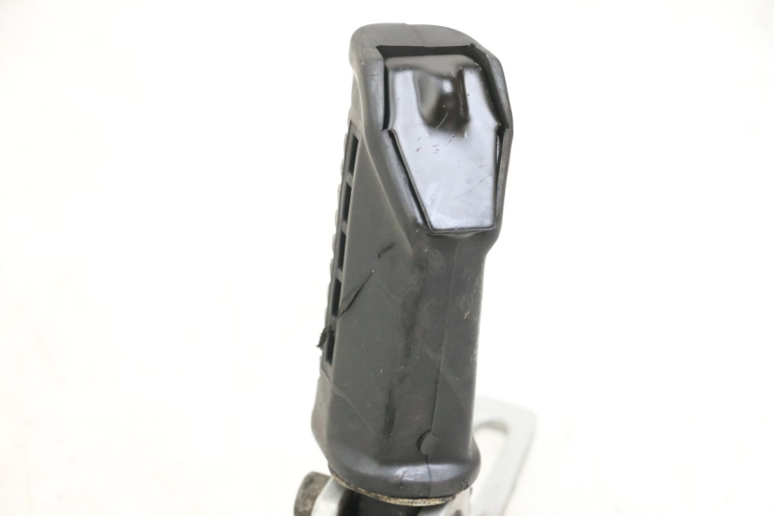 photo de FRONT LEFT FOOTREST MOUNT HYOSUNG GF 125 (2001 - 2005) - Alternative perspective