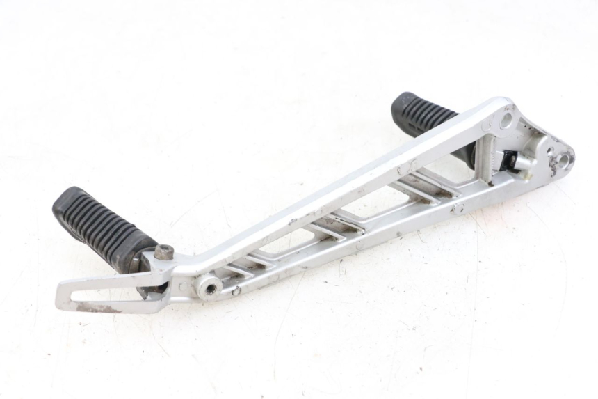 photo de FRONT LEFT FOOTREST MOUNT HYOSUNG GF 125 (2001 - 2005) - Product overview