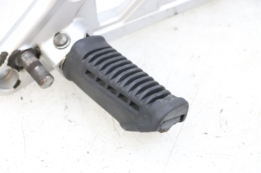 photo de FRONT LEFT FOOTREST MOUNT HYOSUNG GF 125 (2001 - 2005) - Checked used part