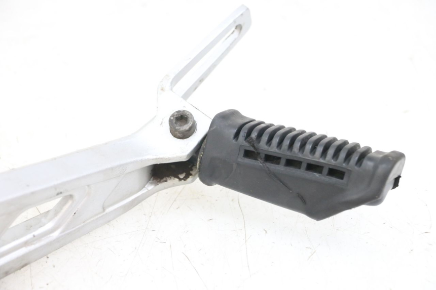 photo de FRONT LEFT FOOTREST MOUNT HYOSUNG GF 125 (2001 - 2005) - Markings and original references