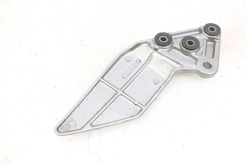 photo de FRONT LEFT FOOTREST MOUNT SUZUKI GSF N BANDIT 600 (1996 - 1999) - Zoom on usage condition