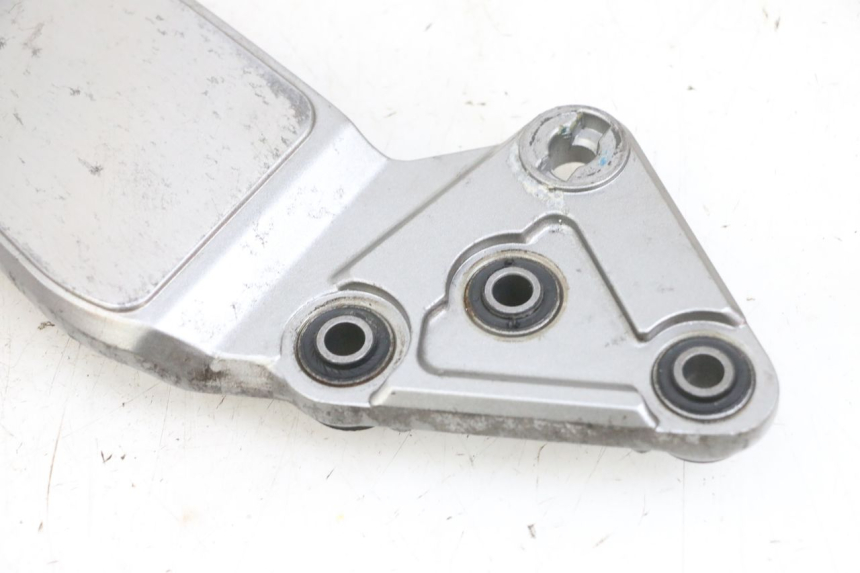 photo de FRONT LEFT FOOTREST MOUNT SUZUKI GSF N BANDIT 600 (1996 - 1999) - Alternative perspective