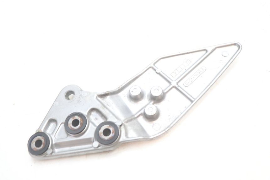 photo de FRONT LEFT FOOTREST MOUNT SUZUKI GSF N BANDIT 1200 (2001 - 2005) - Technical close-up