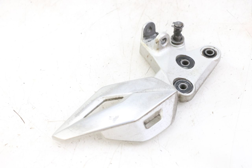 photo de FRONT LEFT FOOTREST MOUNT SUZUKI GSR 750 (2011 - 2017) - Surface and material condition