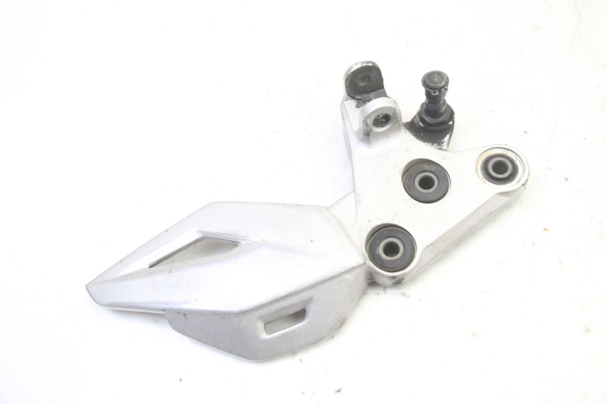 photo de FRONT LEFT FOOTREST MOUNT SUZUKI GSR 750 (2011 - 2017) - Alternative perspective