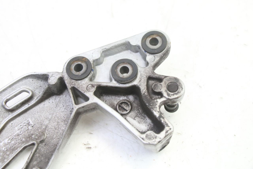 photo de FRONT LEFT FOOTREST MOUNT SUZUKI GSR 750 (2011 - 2017) - Fixing points details