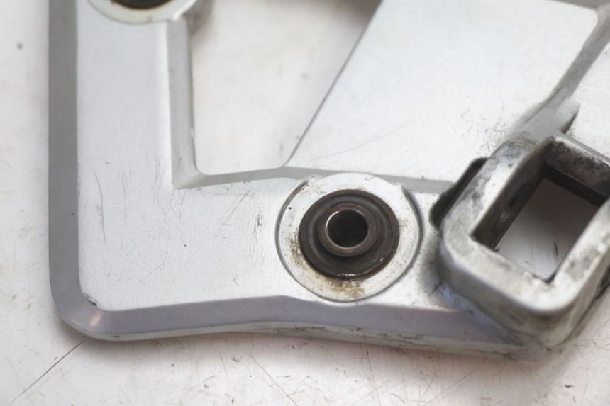 photo de FRONT LEFT FOOTREST MOUNT SUZUKI GSX F GSXF 750 (1988 - 1998) - Component detail