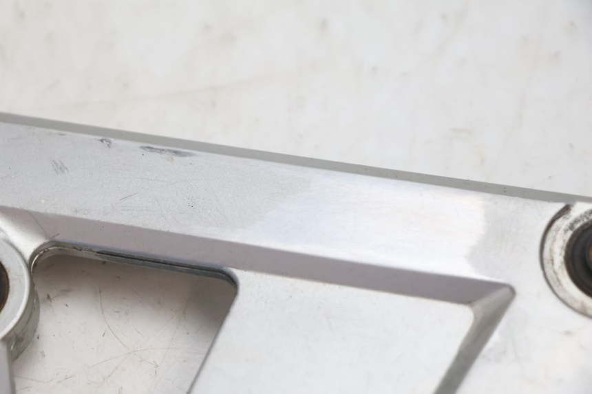 photo de FRONT LEFT FOOTREST MOUNT SUZUKI GSX F GSXF 750 (1988 - 1998) - Zoom on usage condition