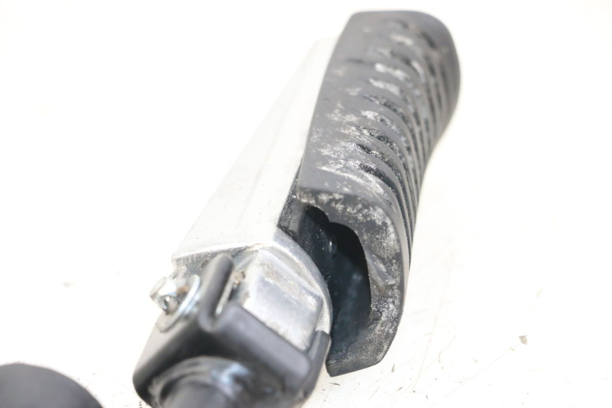 photo de FRONT LEFT FOOTREST MOUNT KYMCO K-PW K-PIPE 50 (2012 - 2017) - Zoom on usage condition