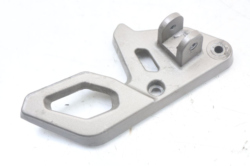 photo de FRONT LEFT FOOTREST MOUNT MASAI SCRAMBLER SPORT 125 (2021 - 2025) - Alternative perspective