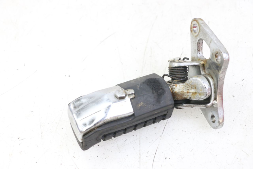 photo de FRONT LEFT FOOTREST MOUNT REGAL RAPTOR RAXTER 2 125 (2007 - 2015) - Zoom on usage condition