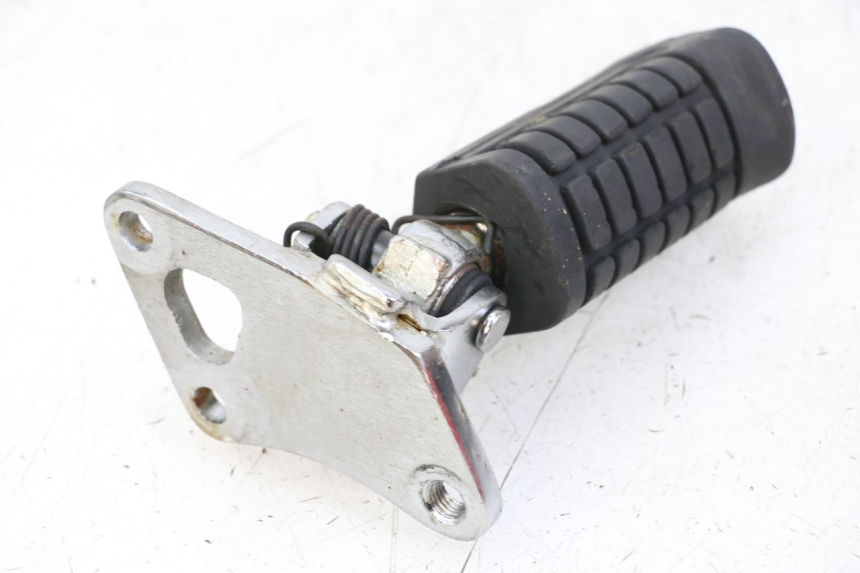 photo de FRONT LEFT FOOTREST MOUNT REGAL RAPTOR RAXTER 2 125 (2007 - 2015) - Alternative perspective