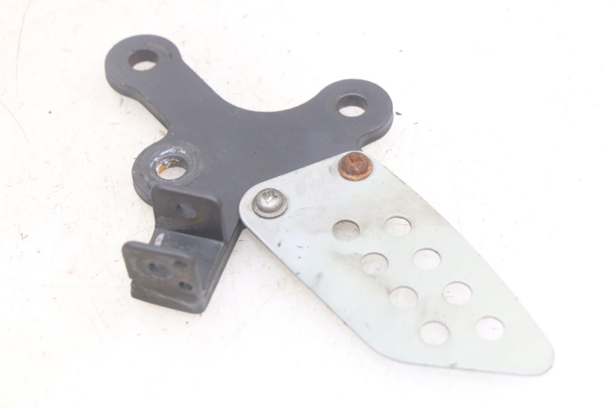 photo de LEFT FRONT FOOTREST BRACKET YAMASAKI ROADSTER 50 (2013 - 2018) - Alternative perspective