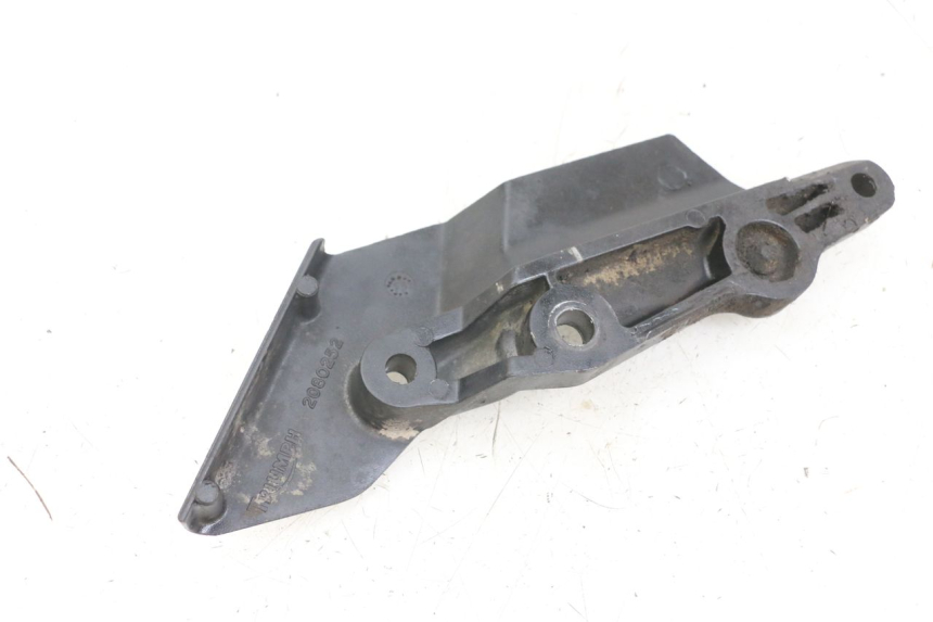 photo de LEFT FRONT FOOTREST BRACKET TRIUMPH SPEED TRIPLE T301 900 (1994 - 1996) - Alternative perspective